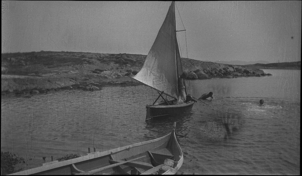 Lindtner (t.h.), Arne Johannessen (midten) og Otto Olsen (t.h) sitter mellom noen berg på bilde nr. 1. På de andre bildene er det bilde av en færing med seil og en nordlandsbåt og vennene som bader.