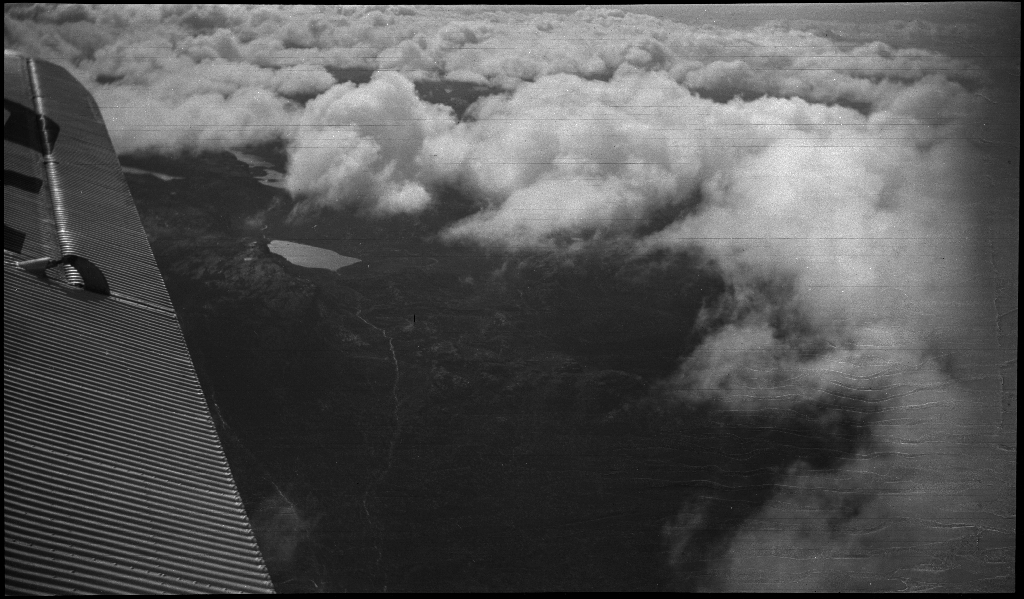 Bilder over fra sjøflyet LN-DAB, også kalt "Ternen" over Ryfylke og Suldal, og på vannet med en en gjeng unge menn foran.