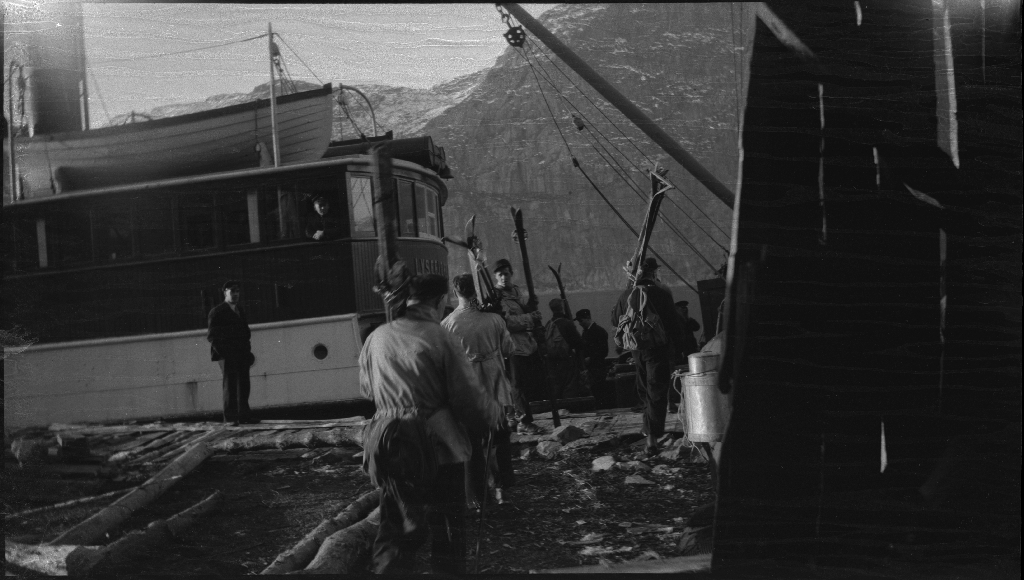 En stor gjeng med unge menn og kvinner på skitur i Lyseheiene og Ryfylkeheiene. Lindtner er til høyre på bilde nr. 2 og til venstre på bilde nr. 7. De reiser med et dampskip som ser ut til å hete "Lysefjord".