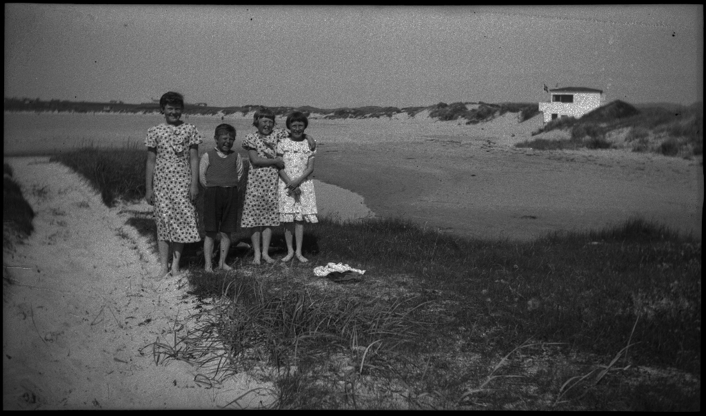 Bilder fra Sola Strandhotell og hotellets basseng, samt gutter og unge menn i sanddynene på Sola.