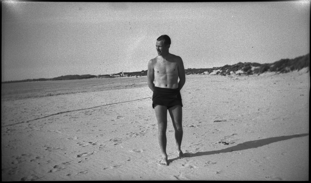 Bilder fra Sola Strandhotell og hotellets basseng, samt gutter og unge menn i sanddynene på Sola.