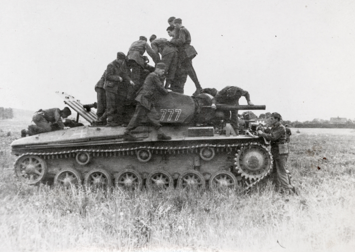Soldater undersøker en stridsvogn.