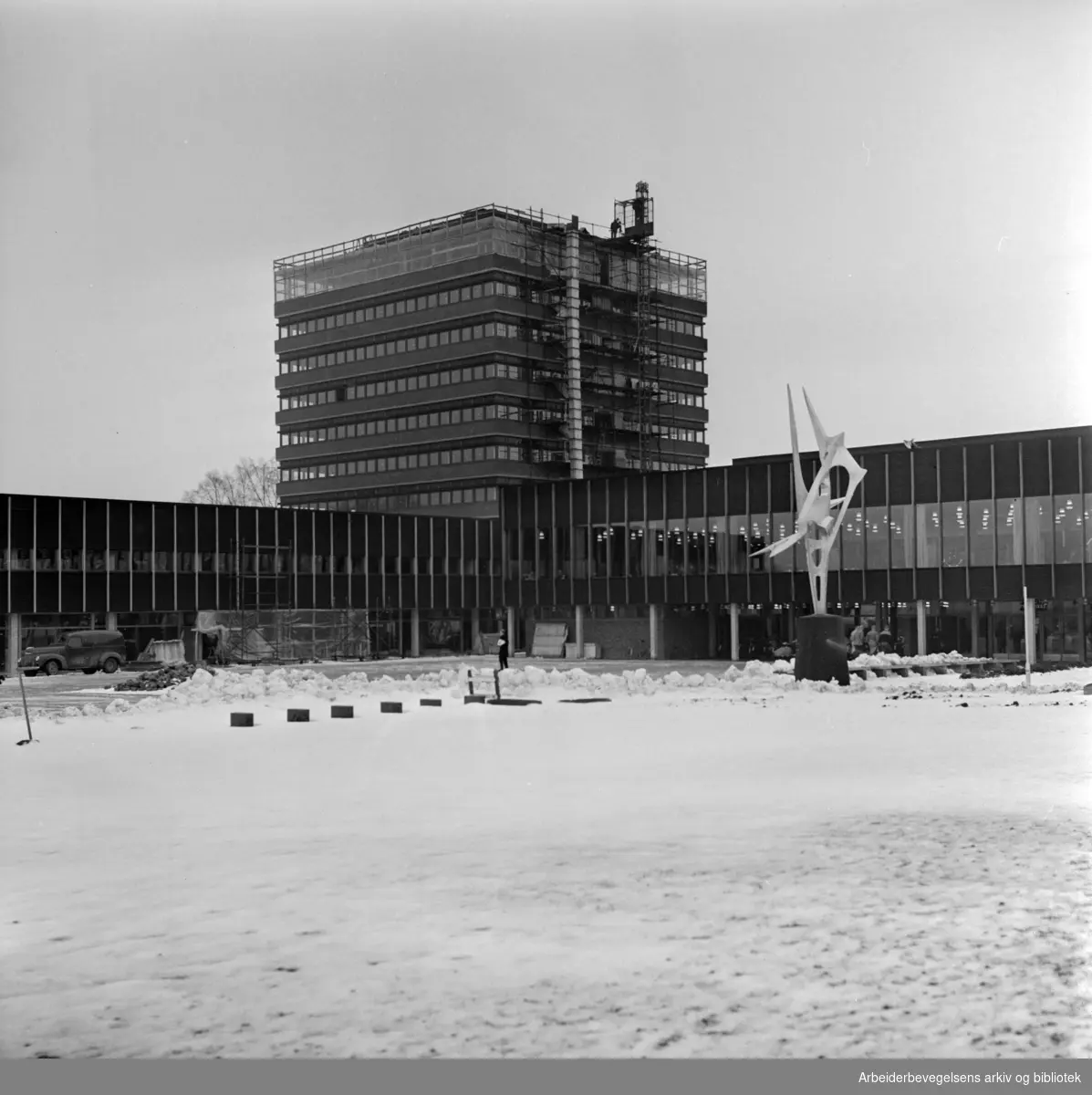 Universitetet på Blindern. Innflytting i administrasjonsbygget. Desember 1963