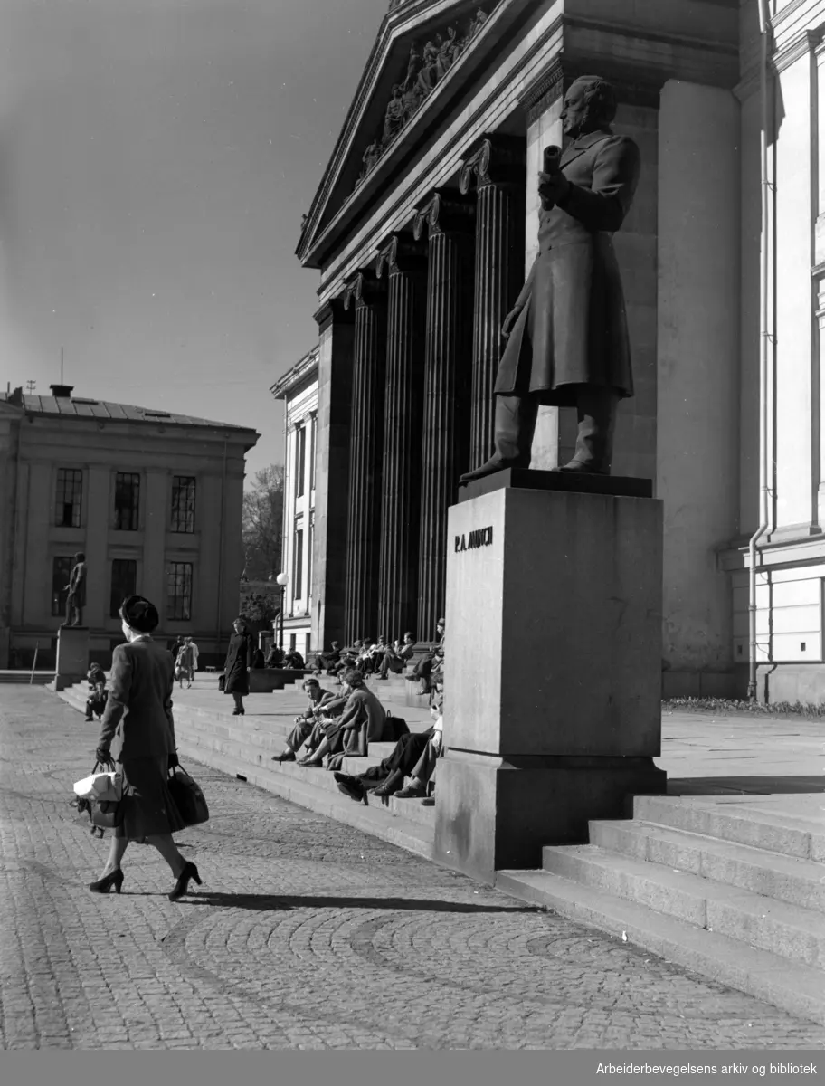 Universitetet. Eksteriør. April 1950