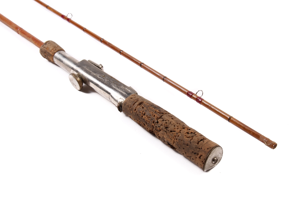 Den sekskanta stanga er laga av bambus og handtaket av kork.
Tredelt stang med ekstra tupp.