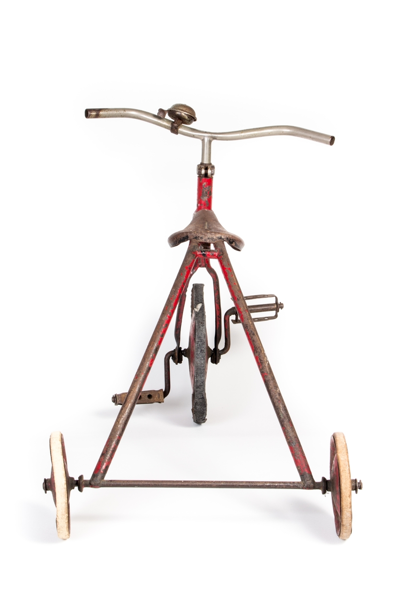 Trehjulsykkel til barn med sykkelsete av stål og ringebjelle på styret.