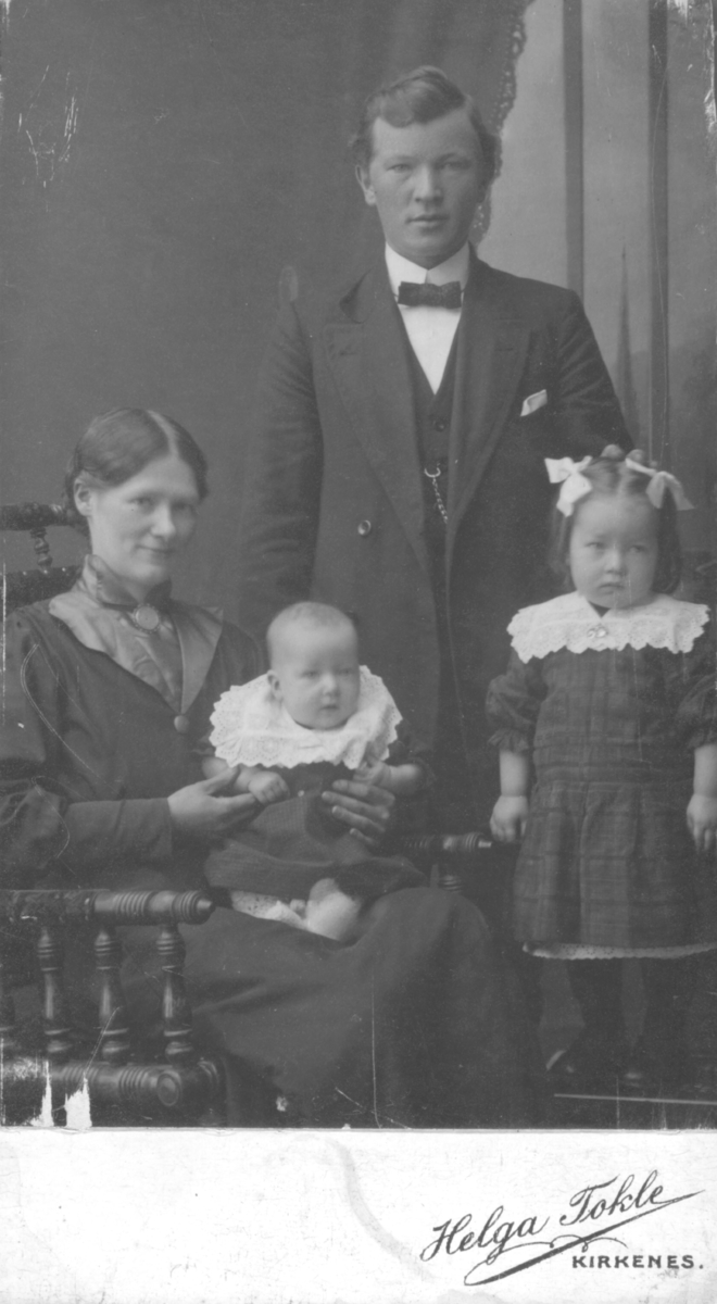 Album med portrettbilder. Albumet har tilhørt Aksel Konrad Mikkola og hans hustru Kathinka Marie, f. Mikkelsen. Det er nå i Solbjørg Mikkolas eie. Navnene til de portretterte er for en stor del ukjente, men mange er fra Neiden og Sør-Varanger. Kathinka kom opprinnelig fra Lofoten, og en del av bildene viser hennes familie i Nordland