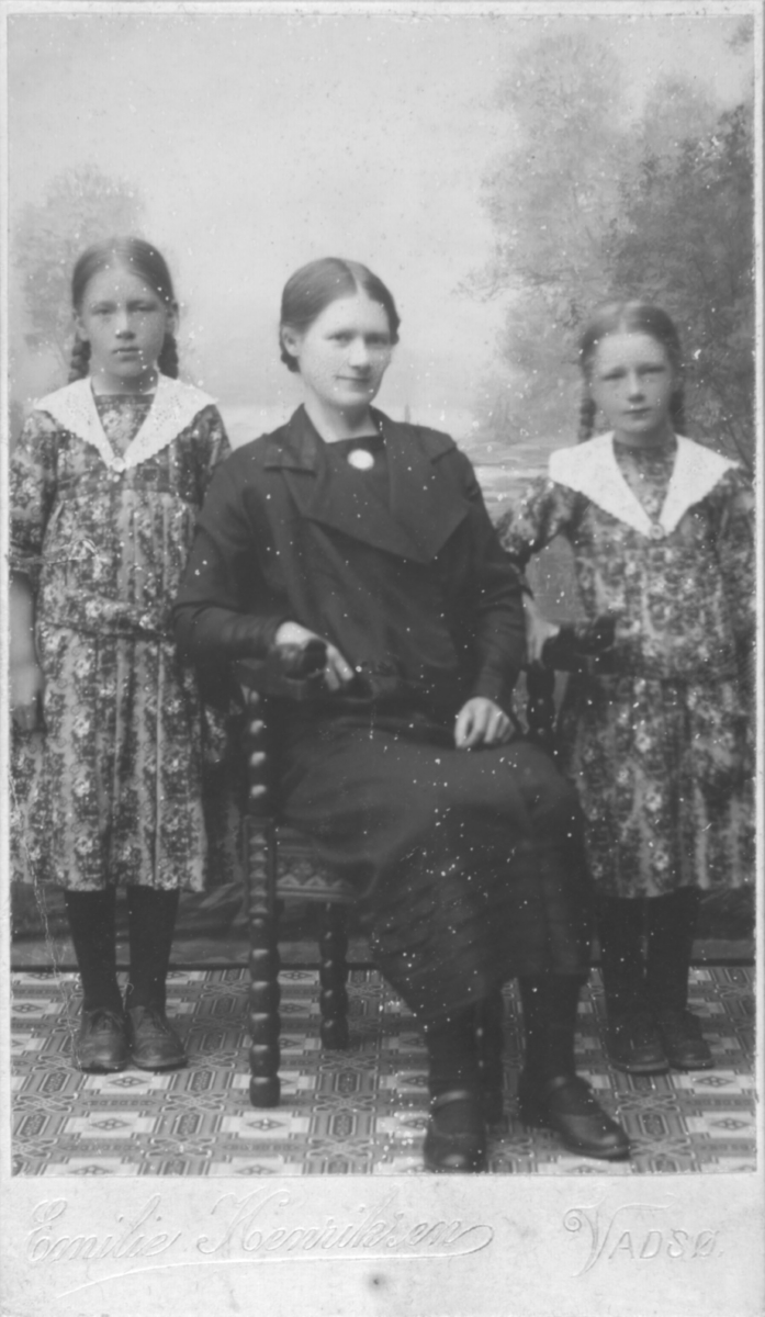 Album med portrettbilder. Albumet har tilhørt Aksel Konrad Mikkola og hans hustru Kathinka Marie, f. Mikkelsen. Det er nå i Solbjørg Mikkolas eie. Navnene til de portretterte er for en stor del ukjente, men mange er fra Neiden og Sør-Varanger. Kathinka kom opprinnelig fra Lofoten, og en del av bildene viser hennes familie i Nordland