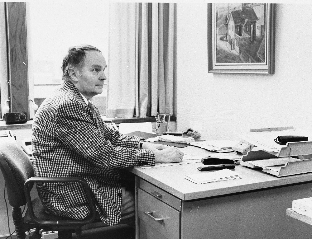 Martin Vaaland (11.2.1927 - ) ved pulten i "Blomstergården".
