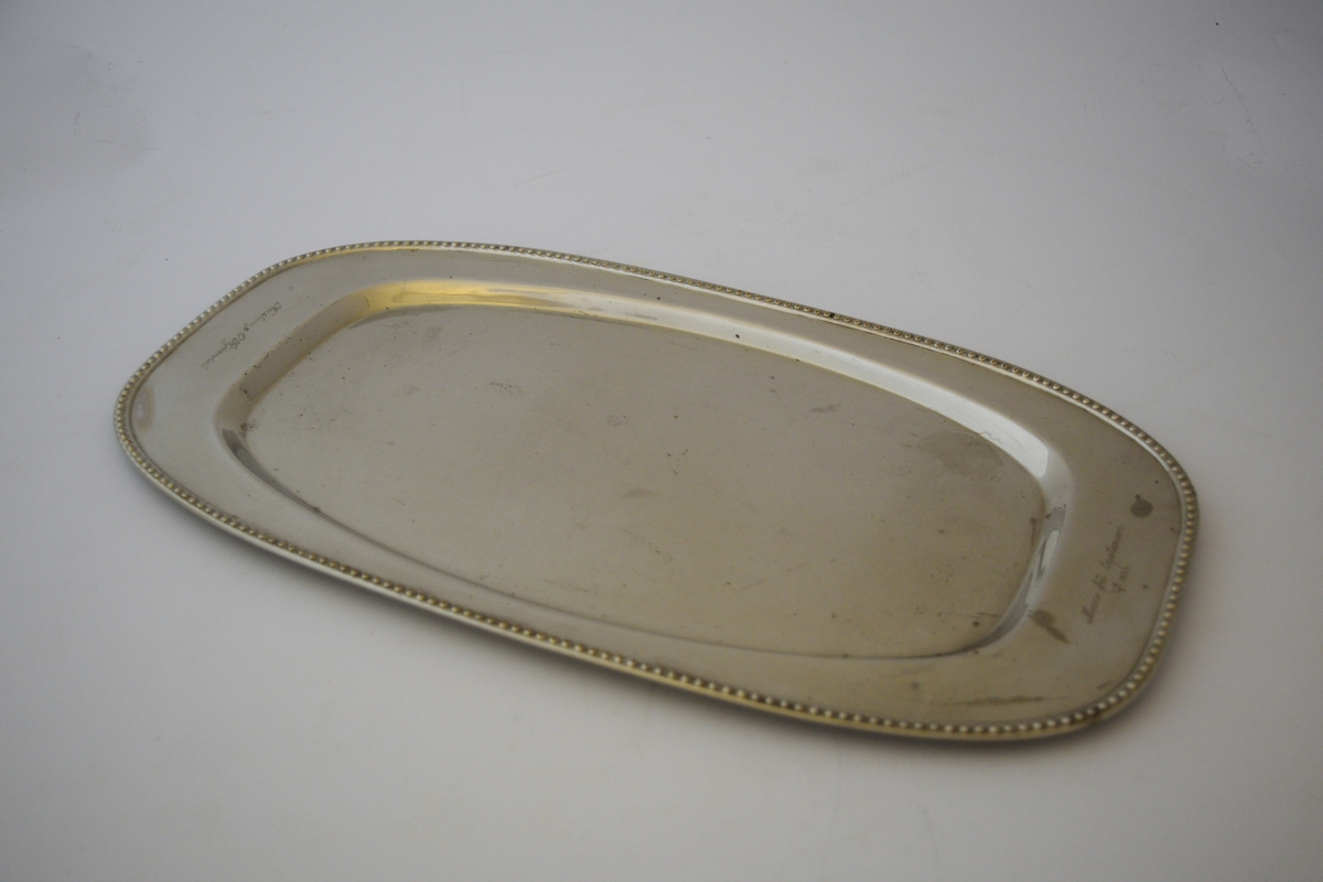 Kaffesett i sølvplett. Består av kaffekanne, fløtemugge, sukkerskål og brett. Inngravert takkehilsen til familien som i mars 1924 tok i mot ferdafolk og tjenestemenn fra Setesdalsbanen. Det herjet et veldig snøvær i Sør-Norget. Toget fra Byglandsfjord kl 05:45 hadde store utfordringer nedover mot Kristiansand. Ved Homevassevja ble det helt stopp på grunn av de store snømengdene. Her lå det ett eneste hus, vokterboligen hvor familien Bjørndal bodde. De var vant til å snø inne, og hadde ekstra forråd av mel og poteter. De tok i mot 20 mennesker fra det innesnødde toget, og serverte dem mat i tre dager fram til ryddemannskapene hadde spadd ut toget. I takknemlinghet ble det samlet inn penger, 60 kroner, og dette settet ble kjøpt inn og takkehilsen gravert inn. Historien var omtalt i boken "Fra gamp til damp" og noen år sender ble kaffesettet gitt i gave til museumsjernbanen.