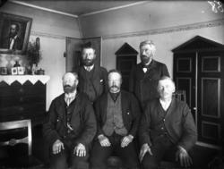 Rikard Berges fotoarkiv. Gruppeportrett. Stående bak til høy