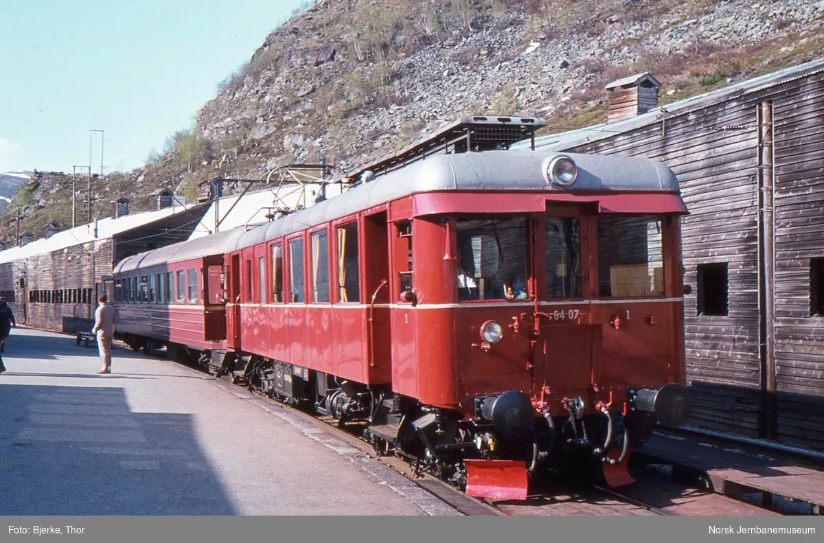 Myrdal stasjon med ankommende ekstratog fra Flåm bestående av BM 64 07 og personvogn B3 25635