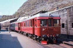 Myrdal stasjon med ankommende ekstratog fra Flåm bestående a
