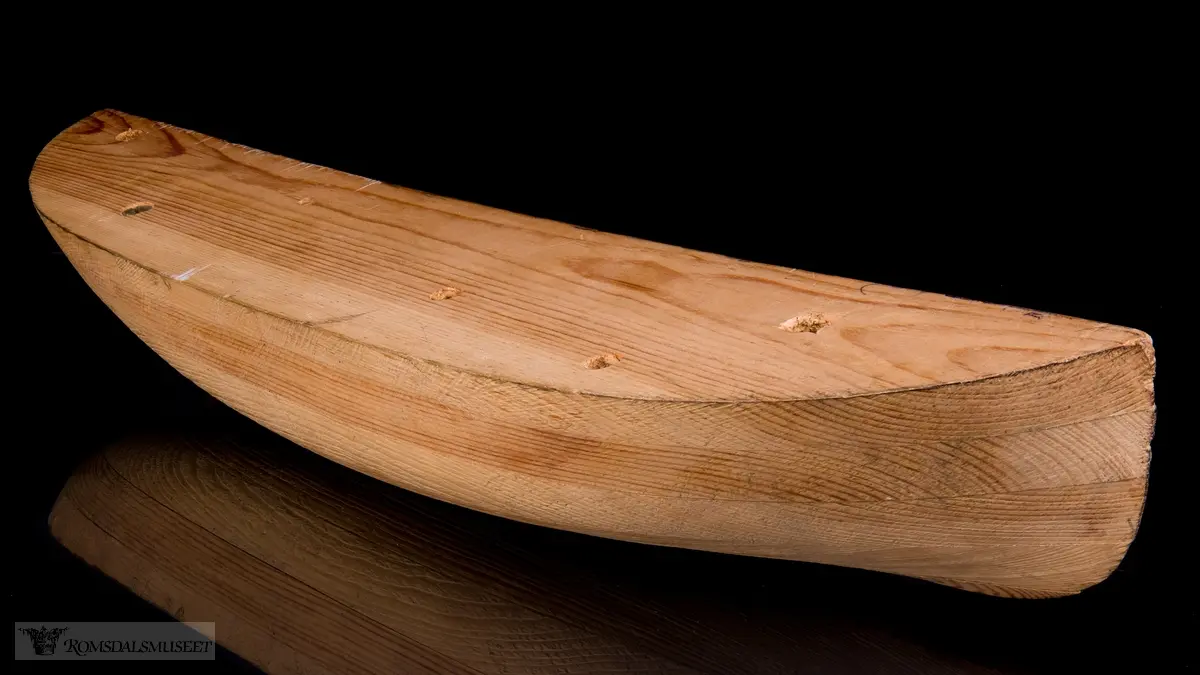 En tredimensjonal modell av lengdesnittet av en båt til hjelp ved bygging av fullskala båter.