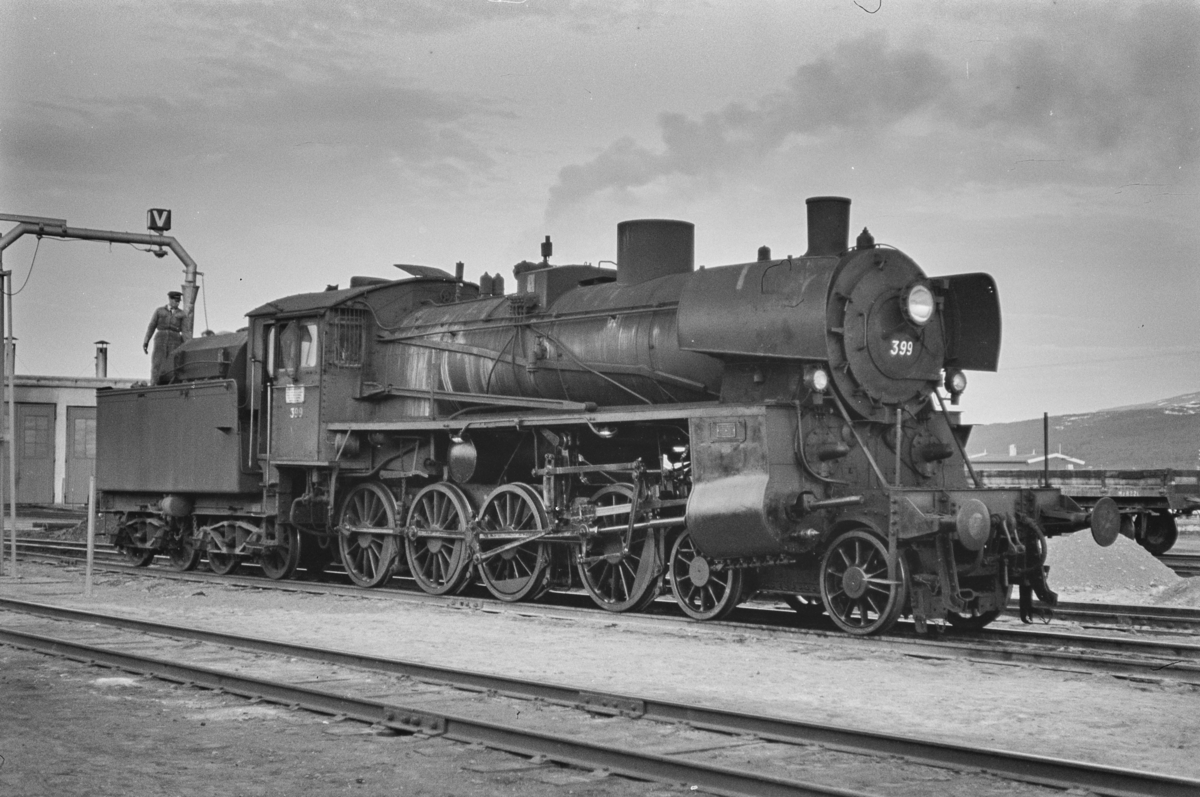 Damplokomotiv type 26c nr. 399 på Røros stasjon.