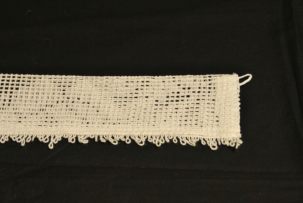 To stykk hvite gardinbånd. Maskinheklet.