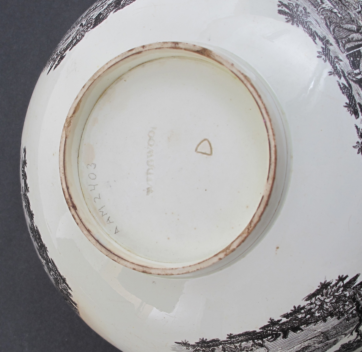 rundt siden 4 bonderomantiske landskaper: Gjeter og budeie  m. ku, Ku, der drikker i et vann; båt, vann og vind mølle;  Bonde der vasser over vann mot bondegård med sine to kuer; Beitende ku m. kalv, spaserende personer,  samt flod og hus i  bakgrunnen; innvendig i bunnen den  forelskede budeie  med sin gjeter i noe forstørret målestokk;