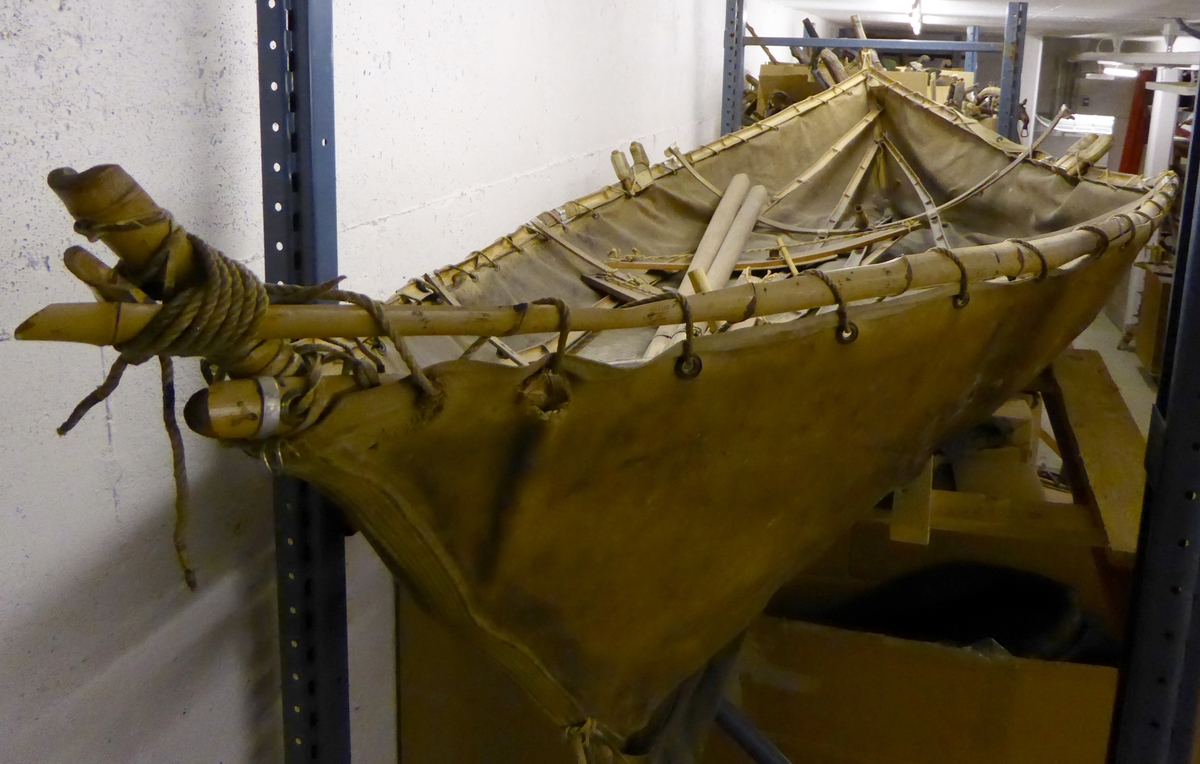 Seilduksbåt, åpen, arbeidet av delte bambusspiler som spant, støtter og langsgående avstivere. Tofter med setestykker av tynt pressmateriale. Båtens seildukshud er impregnert.
