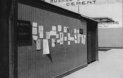 E. Reiten selger tøy til dresser og kjoler. Oppslag. brakke.