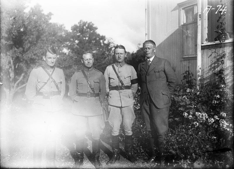 Grupp av officerare (2:a fr höger kn Carlswärd?)