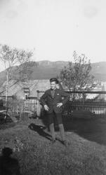 Gutt fotografert ute i en hage.