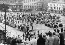 1. mai 1955, flaggparade på Youngstorget.