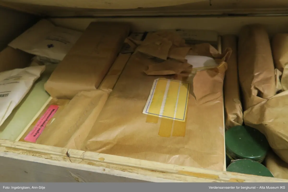 Stor hvit medisinkiste med innhold fordelt i flere rom. 
Nederste delen til høyre: Fingersmokker av skinn 3 stk, Triangelbind 2 stk, Hofte bandasje 1 stk, Enkelmannspakke, kjempe 5 stk, Steril Bomull pakke 5 stk.
Nederste delen i midten: Renset bomull sik-sak-pakning, Sterile Vaselinkompresser, Sterile Vaselinkompresser, Steril Vaselin, Original Record 5cc sprøyte.  Eske med sy-utstyr: Steril sprøyte, Sytråd Ruffani Seide, Sytråd Jeweha Hechtseide, Synåler, Glass med sterile synål og sytråd, Sprøyte med 2 nåler, Transalve, Benzokainsalve – Brannsalve, Frostalve, Zintyol	
Instrumentskål med instrumenter og tilbehør: Injeksjonsnåler, Termometer, Sikkerhetsnåler, Saks, Peang, Pinsett, Plastskje, Barberkniv, Skalpell, Sårhake, Nål, Pensel, Klemme, Dråpeteller, Glassrør, Sårklemmer, Skyllesprøyte, Øyeskjold, Øyesalve, Neglebørster, Hemorrhoidesalve, Gasbind pakke,
Bacimycin strøpulver. 
Nederste delen venstre: Suspensorium, Drikkekopp, Saltvannsampuller pakke, Gipsbind og
Cellona gipsbind.
Midtdelen: Sertifikat og kontrollbok for skipsmedisinutstyr, Hefte "Selvhjelp for fangstfolk og fiskere", 
Oljelerret, Efedrin nesedråper, Hostestillende tabletter, Morfintabletter, Opiumtabletter, Digitalistabletter, Sulfadiazintabletter, Kloramintabletter, Amycenpudder, Acetyllsalisylsyretabletter, Beroligende tabletter, Salisyltalkum, Tom flaske, Sulfadiazintabletter, Blyeddik med sprit, Øredråper, Natron, dobbelt kullsurt, Kamferdråper, Engelsk salt, Sammensatte B-vitaminer, Stoppende tabletter, Kulltabletter, Xylocan exadrin, Avførende piller, Sulfadiazintabletter, Vitamin-c-tabletter, Conradi`s koleradråper, Kokusfett, Medisinglass, Borsyretabletter, Borsyre, Benzylbenzoatoppløsning, Kloroformolje, Aureomycin hydrochloride, Kløestillende vask, Hostsirup, Globoid, Lakserolje, Smertestillende tabletter, Formaldehydsåpe oppløsning, Penticid pudder, Bacimycin strøpulver, Procapenicilin, Solbrille, Toxin sprøytemiddel, Kalciumhypokloritt, Thiemanns katetere, Cloraethyl Dr. Thilo, Termometer, Morphini hydrochloridum, Klorpromazin (Dumex). 
Øverste delen til høyre: Enkeltmannspakke stor, Gas / Sterile kompresser,Tynt Oljelerret.
Øverste delen til venstre: Sterilisert gas, Plaster / Kvikkforbinding, Sterilisert gas, Plaster, Gasbind, Enkeltmannspakke, liten.