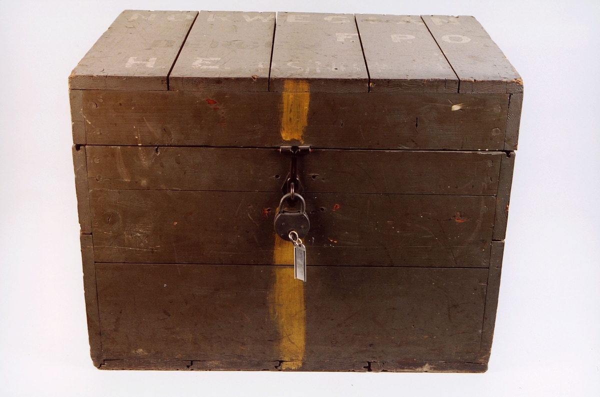 Kasse laget i tre med påmalte bokstaver og tall på lokket og to av sidene. Kassen er uten arkivinnhold, men inneholder en ødelagt nøkkellås og nøkkel som er merket "Arkiv - London".