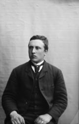 Portrett, ung mann, brystbilde. Mathias E. Kolloen.