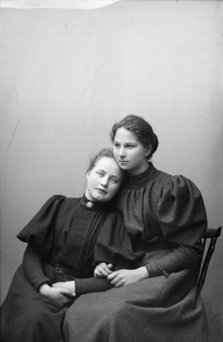 Portrett, Anna Stene til venstre og Kari Kongsli, født 1880 i Nord-Fron.