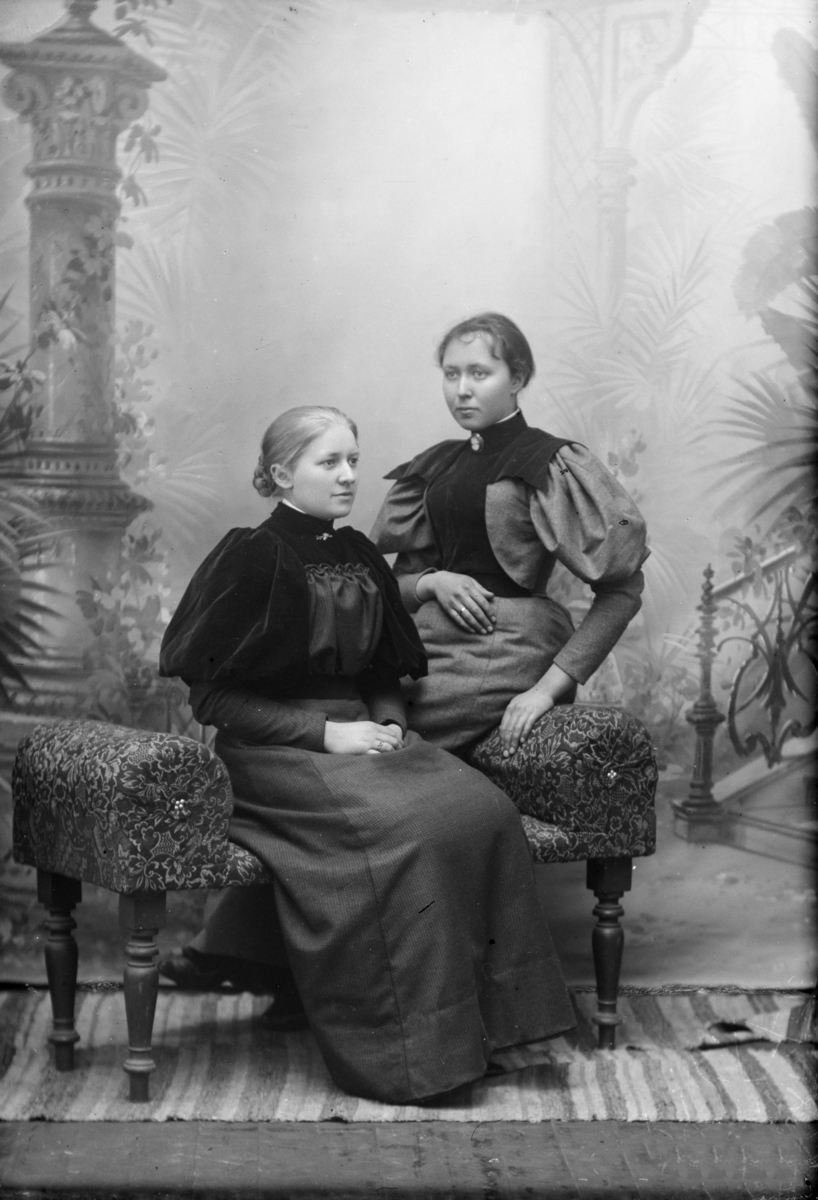 Portrett av Anna Sofienberg til venstre og Eline Siljuberget til høyre.