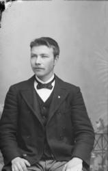 Portrett. Ung mann, mørkt hår, bart. Paul Paulsen