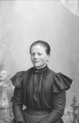 Portrett. Brystbilde. Kvinne. Mathia Toksen