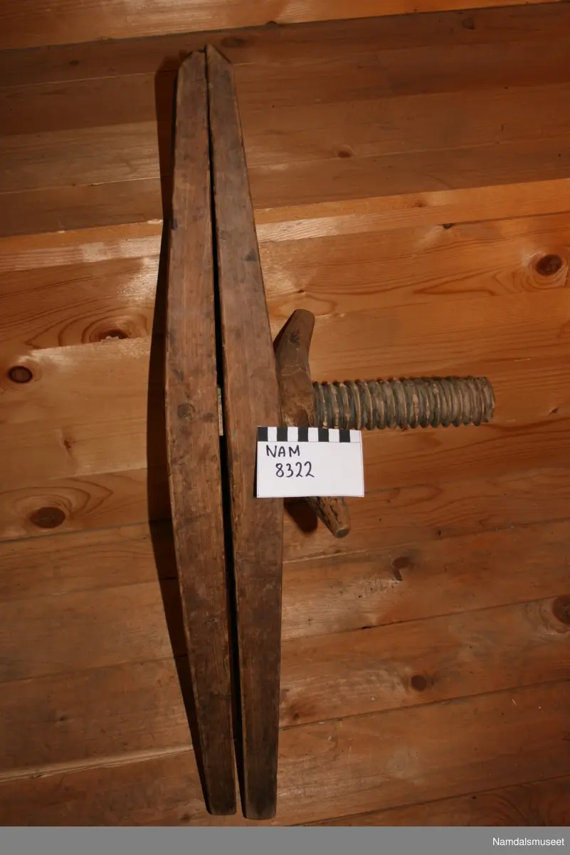 Form: Rektangulær.  To planker som tvinges, skrus mot hverandre
