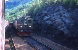 Kryssing på Straumsnes stasjon med malmtog 8928 trukket av E