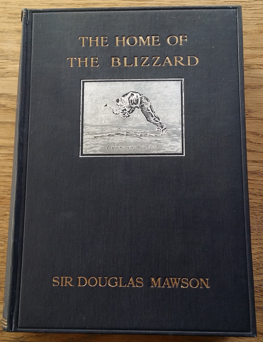 Mann der lener seg forover