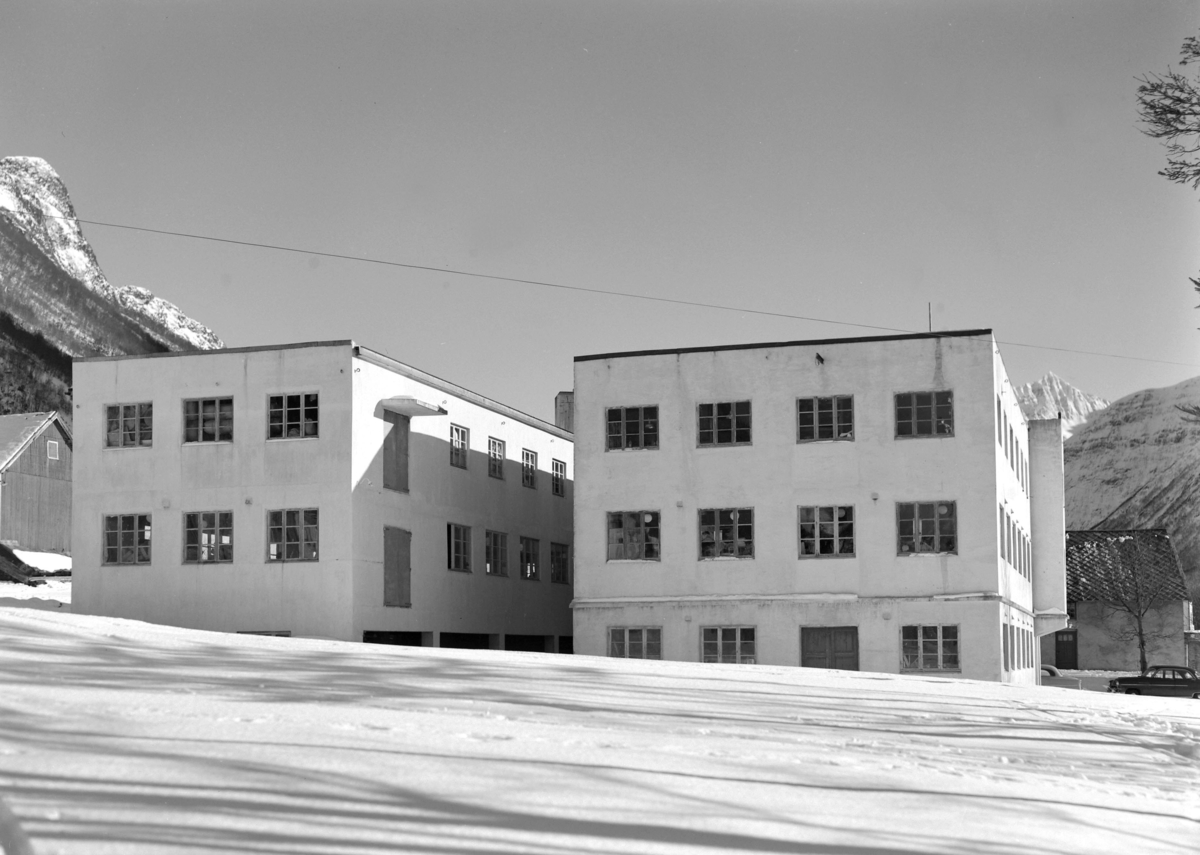 Fotografi av Hj. Brunstad møbelfabrikk i Straumgjerde, Sykkylven.