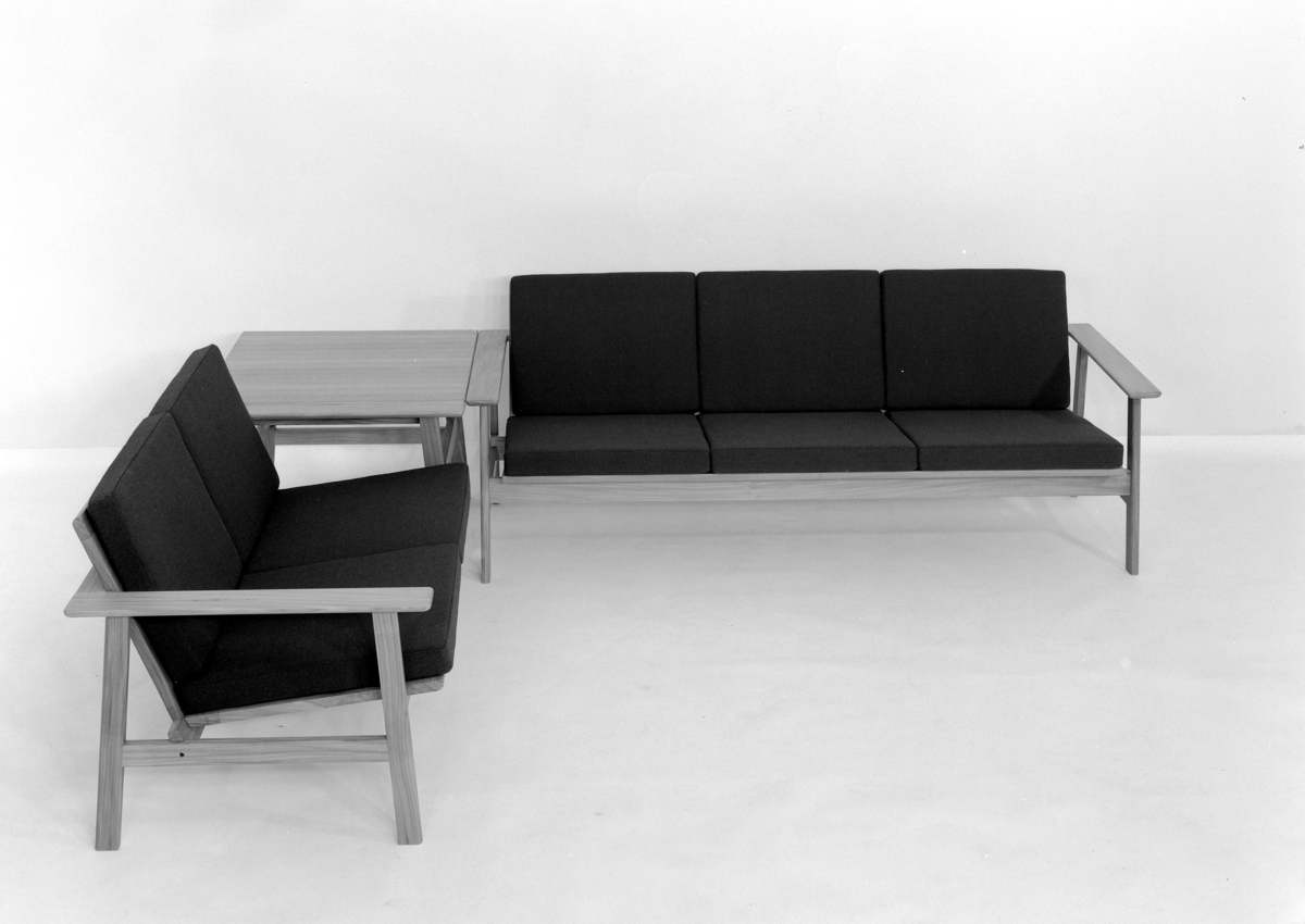 Sofagruppe/ seksjon med hjørnebord.
