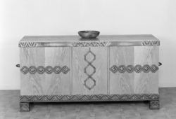 Skap/skjenk med utskjeringar.