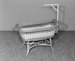 Babykorg med sengehimmel.