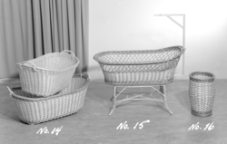 Ulike produkt i korgfletting: Kleskorger, babykorg og lita k