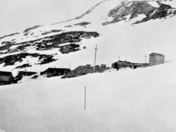 Anleggsbrakker ved et av tverrslagene (trolig Eikeli) for va