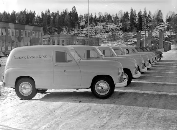 Nyproduserte biler til Norsk Bygdekino A/S utenfor Den Norsk