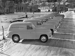 Nyproduserte biler til Norsk Bygdekino A/S utenfor Den Norsk