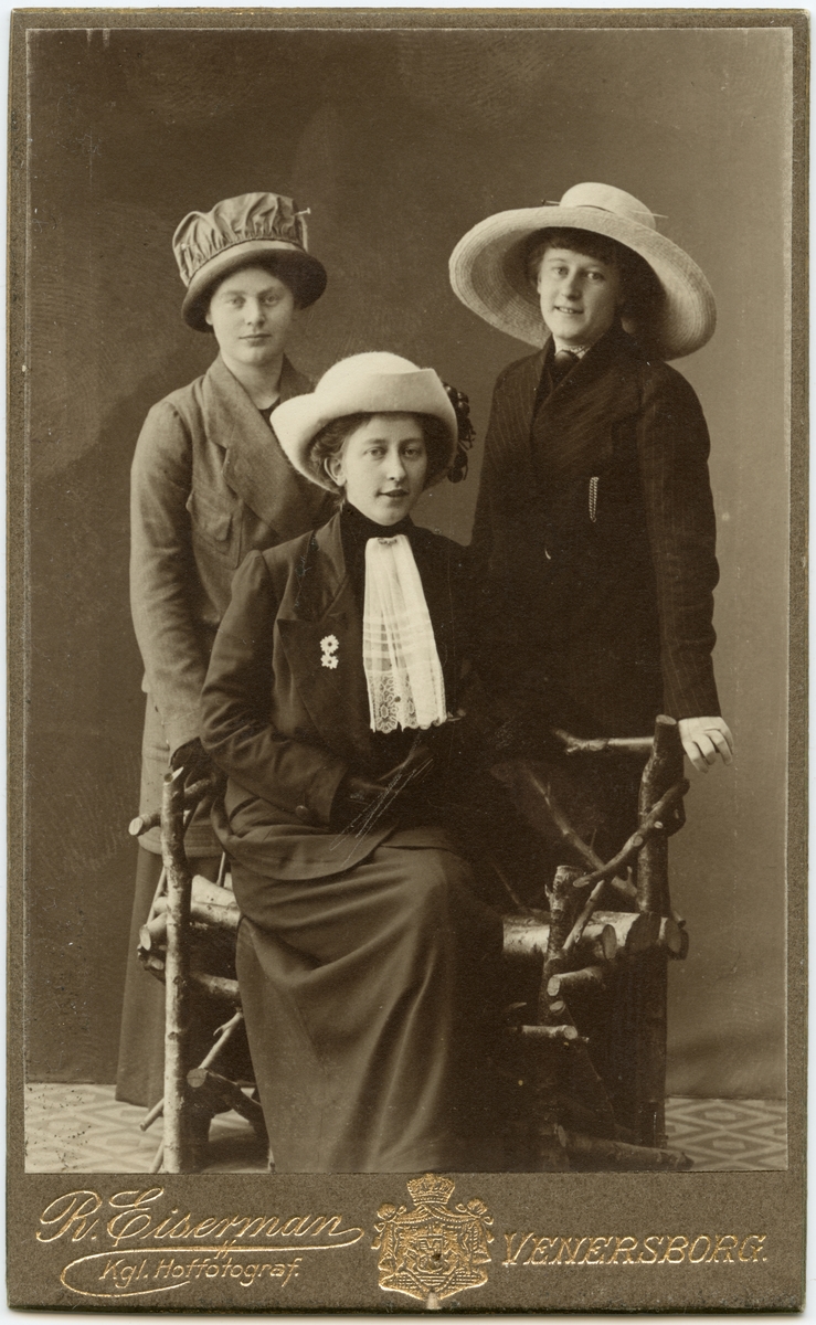 "Hattmode". Karin Peterson, Ingeborg Eriksson och Gerda Eriksson.