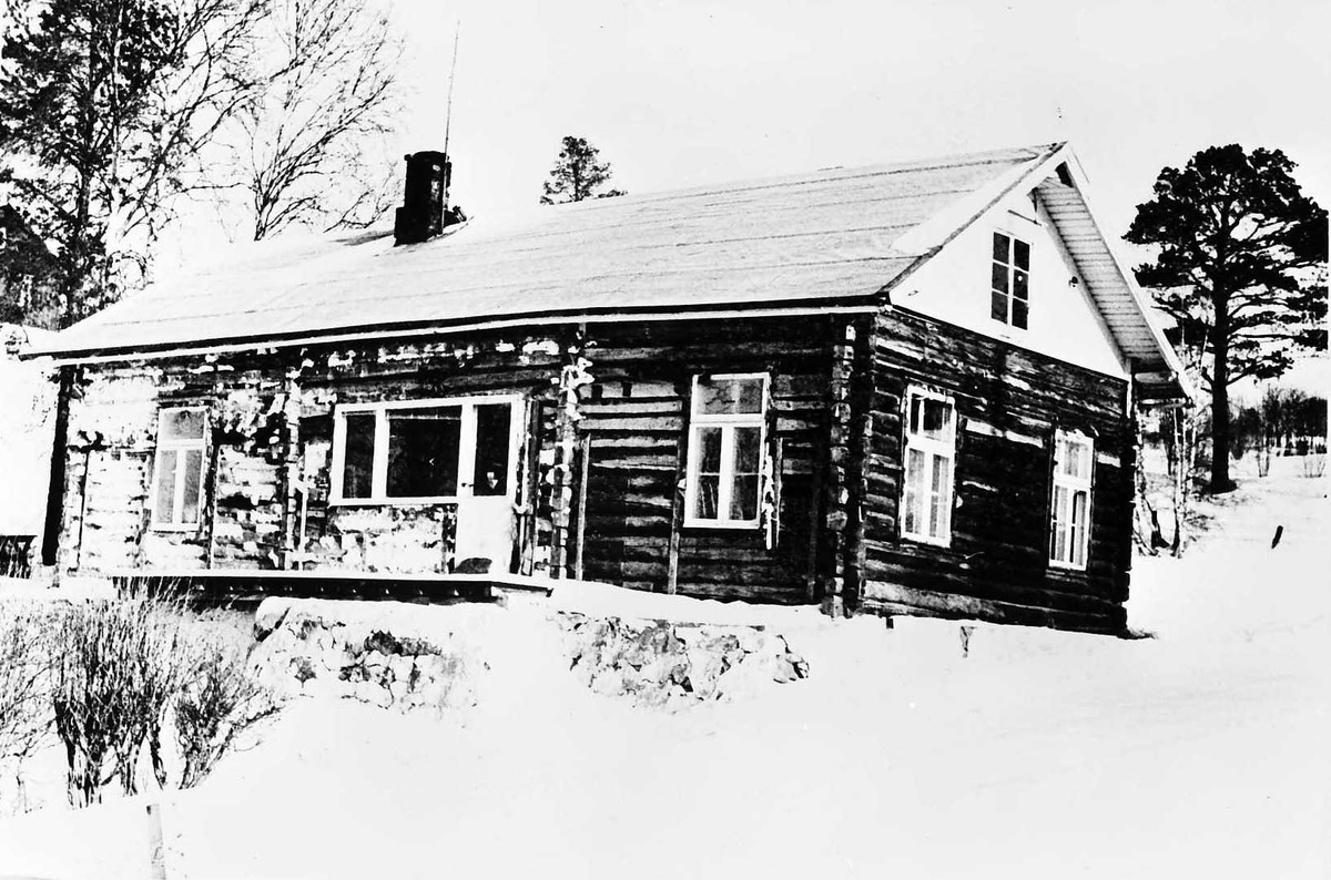 Lite tømmerhus. Vedum.