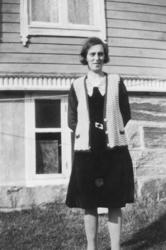 Anna Heggdal utenfor hus