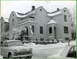 Dronningens gate 1.
Byfogdgården.
Byfogd Dahl.
Spiritisme