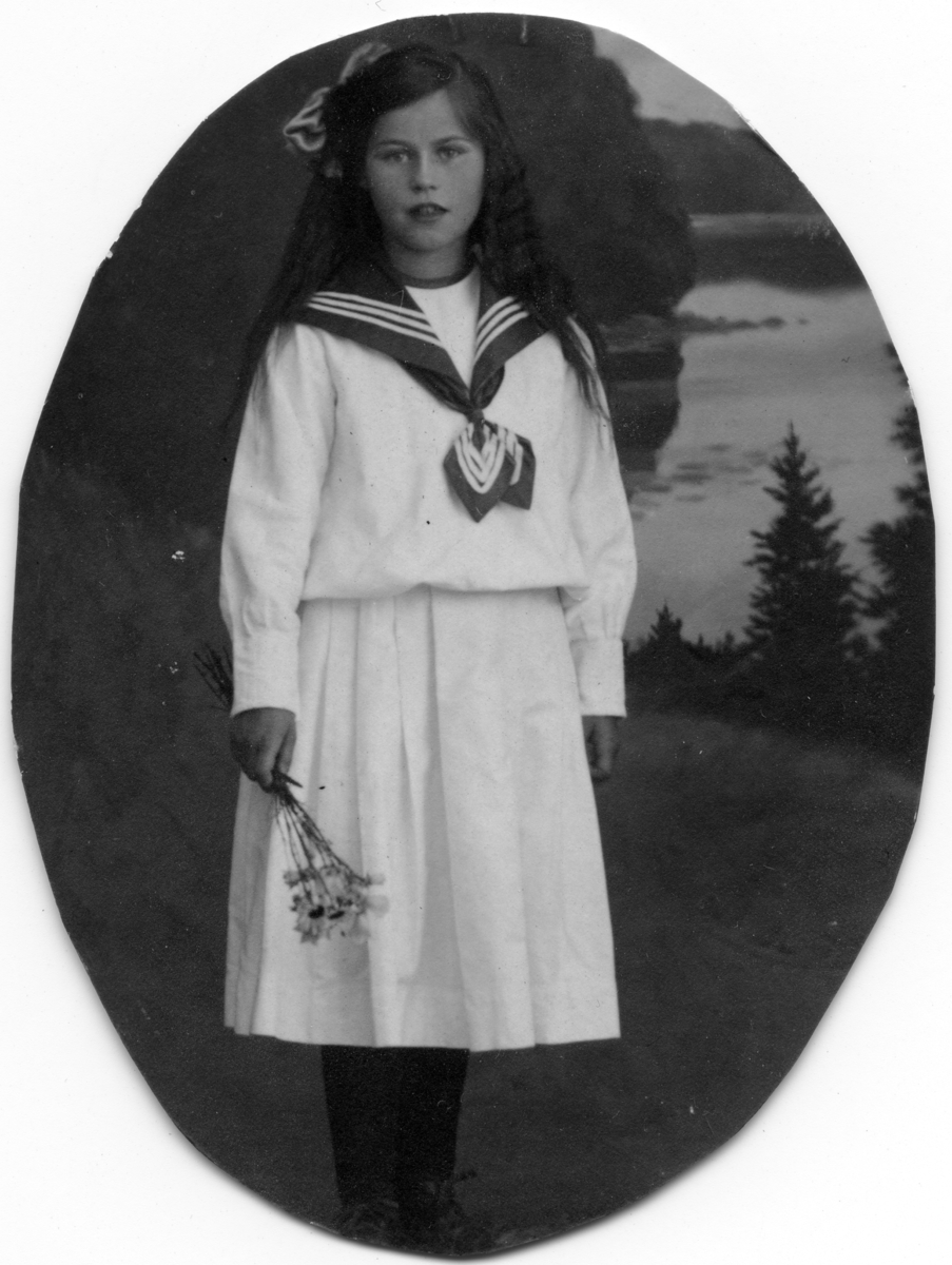 Porträtt av Ingrid Andersson som barn. Hon utbildade sig till sjuksköterska inom psykiatrin och arbetade vid Ryhovs sjukhus i Jönköping.