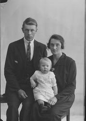 Portrett av Tormod Jørgensen med familie